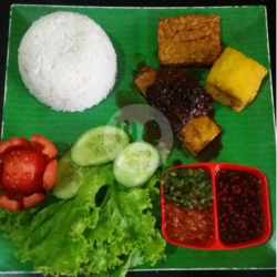 Nasi, Iga Bakar, Tahu, Tempe, Lalab Sambal