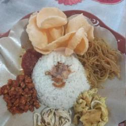 Nasi Uduk 1 Porsi,  Bihun,  Tempe Orek,  Telur Dadar Cincang,  Ayam Suir, Sambal, Kerupuk