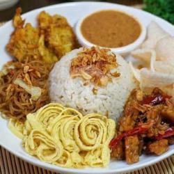 Nasi Uduk Semur Tahu   Telur Dadar