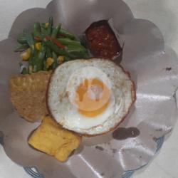 Nasi   Telor Dadar/ceplok   Sayur  Tahu Dan Tempe Goreng   Sambal