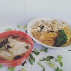 Bihun Yamien Pangsit