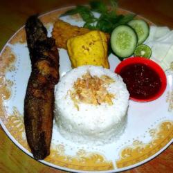 (d) Nasi Uduk, Ikan Lele Goreng, Tahu, Tempe, Lalapan, Sambal