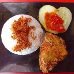 Lalapan Nasi Ayam Goreng   Es Teh Manis