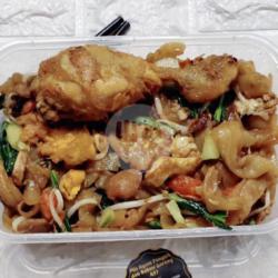 Kwetiau Goreng Spesial 1 ( Paha Ayam Goreng )