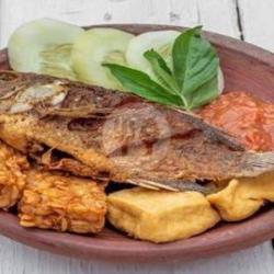 Ikan Mujaer Tahu Tempe   Lalapan Tanpa Nasi