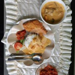 Ayam Katsu Mandotti   Nasi   Tempe   Lalapan