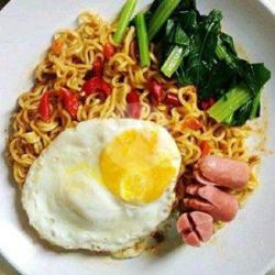 Indomie Kuah Kari Ayam Isi Sosis,telor,sayur,saos Sambal