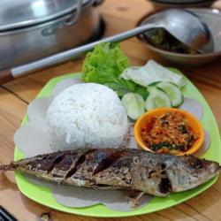 Nasi   Ikan Salem   Sambal Lalapan