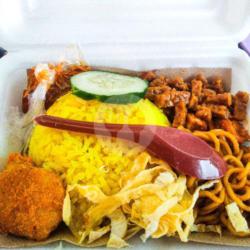 Nasi Kuning Lengkap