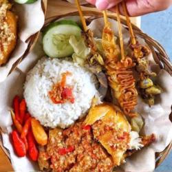 Ayam Gejug   Nasi   Tahu   Tempe   Usus   Ati Lalapsambel