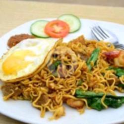 Indomie Goreng Komplit (sayur   Telur   Sosis   Bakso )