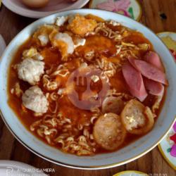 Mie Seblak Pedas Rasa Kaldu Sapi(bumbu Rasa Kaldu Sapi Dipadu Dengan Topping Seblak)