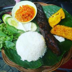 Paket Pecel Lele Bakar Nasi Biasa/uduk Tahu Tempe Sambal (bonus Es Teh Manis/bebas)