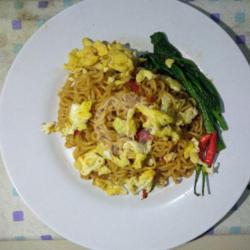 Mie Goreng Si-pedas Topping Telor Orak Arik