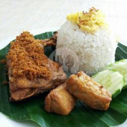 Paket 2 ( Nasi Ayam Goreng   Tahu Tempe   Sambel Lalapan)