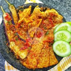 Sambal Penyet 4 T (telor Terong Tempe Tahu)