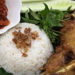 Paket Ayam Pejantan Goreng   Nasi Putih