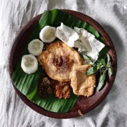 Telor Dadar Serundeng   Sambal Ijo   Sambal Bawang