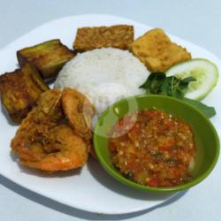 Nasi Lalapan Udang Goreng Tepung Komplit