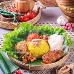 Nasi Kuning Ayam Rendang (gratis Bakwan)