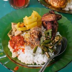 Nasi Dengan Aneka Pilihan Ayam