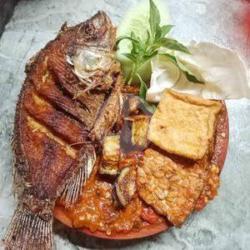 Nasi Penyetan Ikan Mujaer Sambal Merah Bajak Maknyus