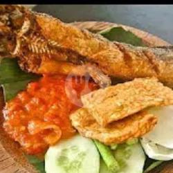 Menu Ikan Lele Goreng Komplit