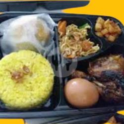 Nasi Kuning Bento Komplit