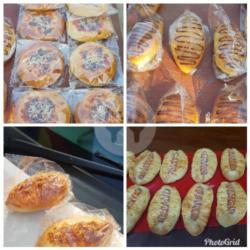 Roti Pizza/roti Abon / Roti Sosis/roti Coklat....sesuai Persediaan