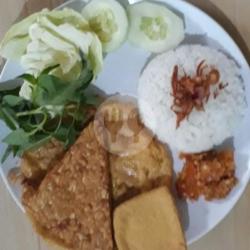 Nasi Uduk : Telor Tempe Tahu