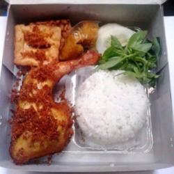 Pecel Ayam Paha   Nasi   Lalap Dan Sambal