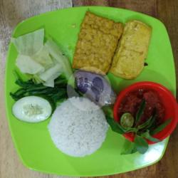 Tahu   Tempe   Terong Atau Penyet   Nasi   Esteh