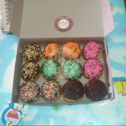 Donat Topping Mesis Rainbow   Kacang Isi 12pcs