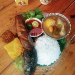 Paket Makanan Nasi Lauk Ikan Lele   Sayur Asem   Tahu   Tempe   Lalapan Dan Sambal