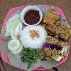 Nasi Uduk Terong,tempe,tahu Kremes