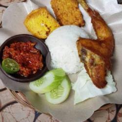 Nasi Lalapan Ayam Goreng