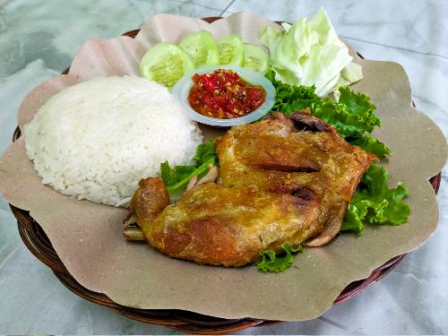 Ayam Penyet Neng Lilis Ngawi, Cijantung