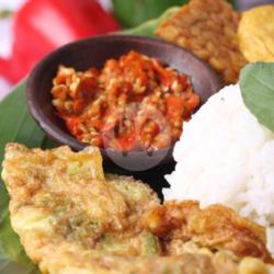 Telor Dadar. Nasi Tahu Tempe Sambal Lalapan