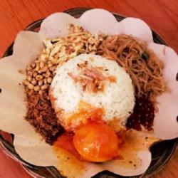 Nasi Uduk Kumplit ( Telor Balado Ati Ampela)