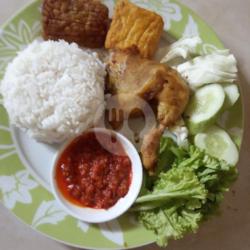 Ayam Goreng.(dada/pahautuh) Nasi Tempe Tahu Ati Ampla Goreng Sambal Lalapan Aqua Gelas