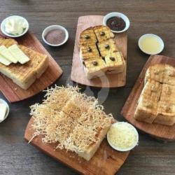 Roti Bakar Spesial Coklat Keju &coklat Tiramisu