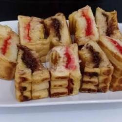 Roti Bakar Coklat Strawberry.