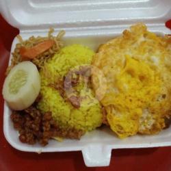 Nasi Kuning Telur Ceplok