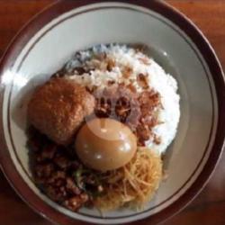 Nasi Uduk Telor Semur Tempe Orek Bihun Sambal Kerupuk