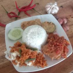 Ayam Penyet Urap   Nasi