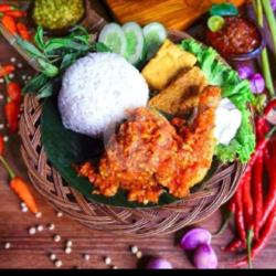 ( Paha) Ayam Penyet   Lalapan   Sambal