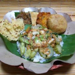 Paket Combo Hemat Nasi Pecel Lauk Ayam Goreng, Empal Suwir, Tempe Goreng