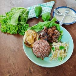 Nasi Merah Bistik Ayam Tumis Toge Telur Ceplok