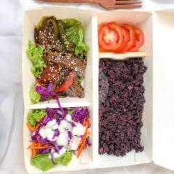 Blackpepper Beef With Salad