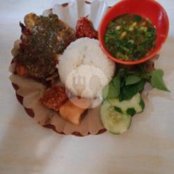 Ayam Tutus Cabe Ijo   Kuah Soto   Tempe   Tahu   Smbel   Lalapan